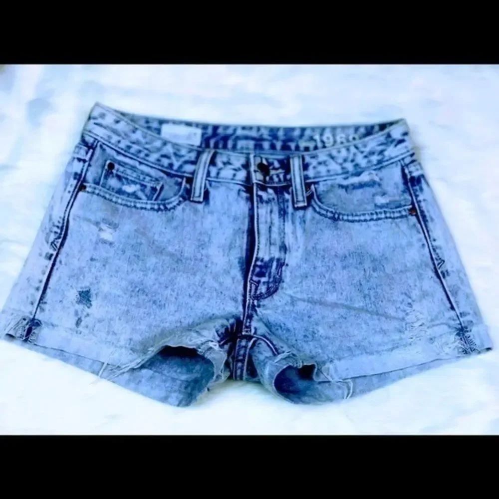 GAP slim cut off acid wash Shorts size 24